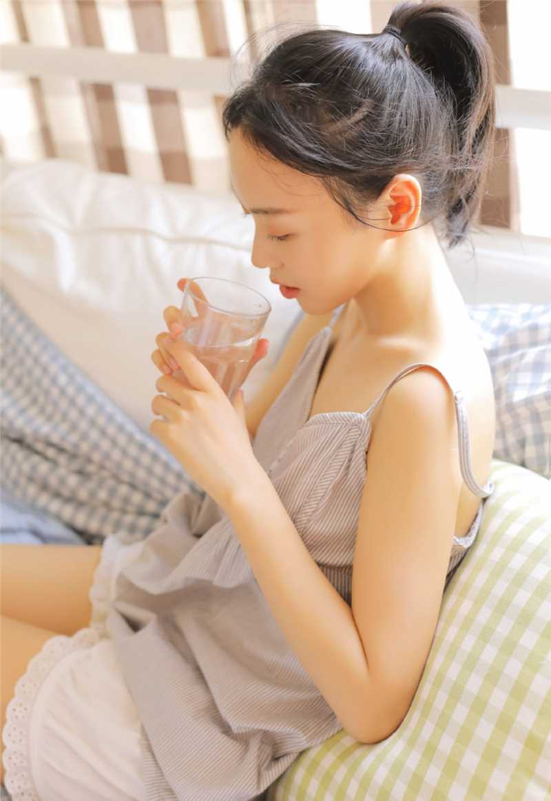 吊带裙少女慵懒风甜美图片