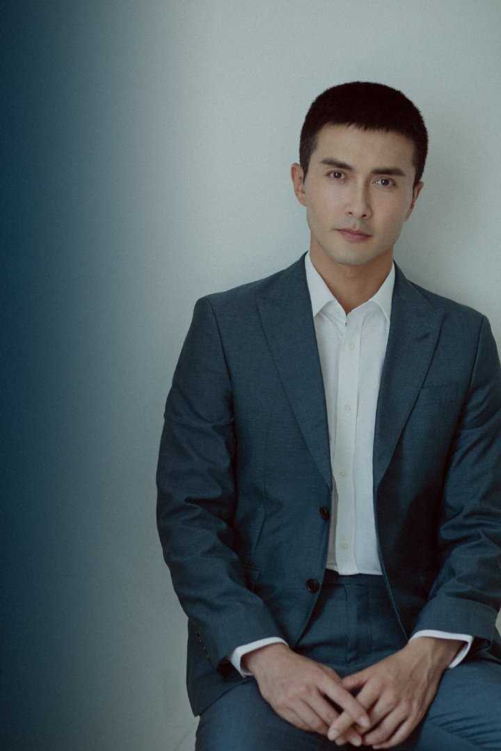 最全高伟光灰蓝色西装魅力时尚大片壁纸