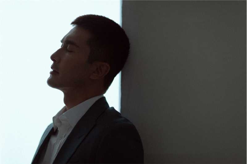 最全高伟光灰蓝色西装魅力时尚大片壁纸