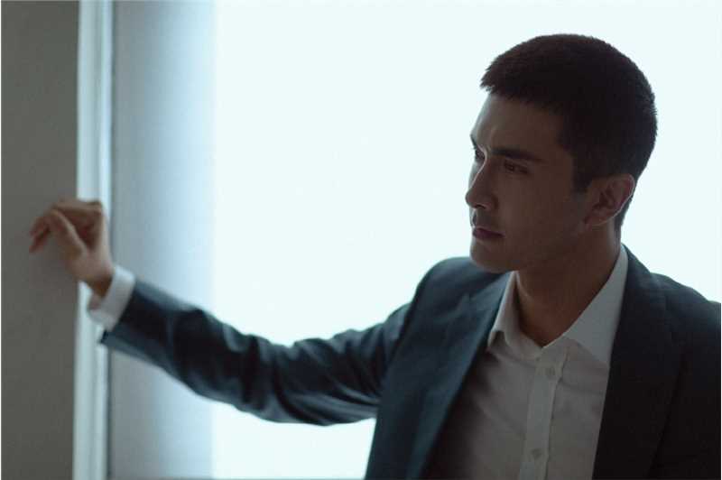 最全高伟光灰蓝色西装魅力时尚大片壁纸