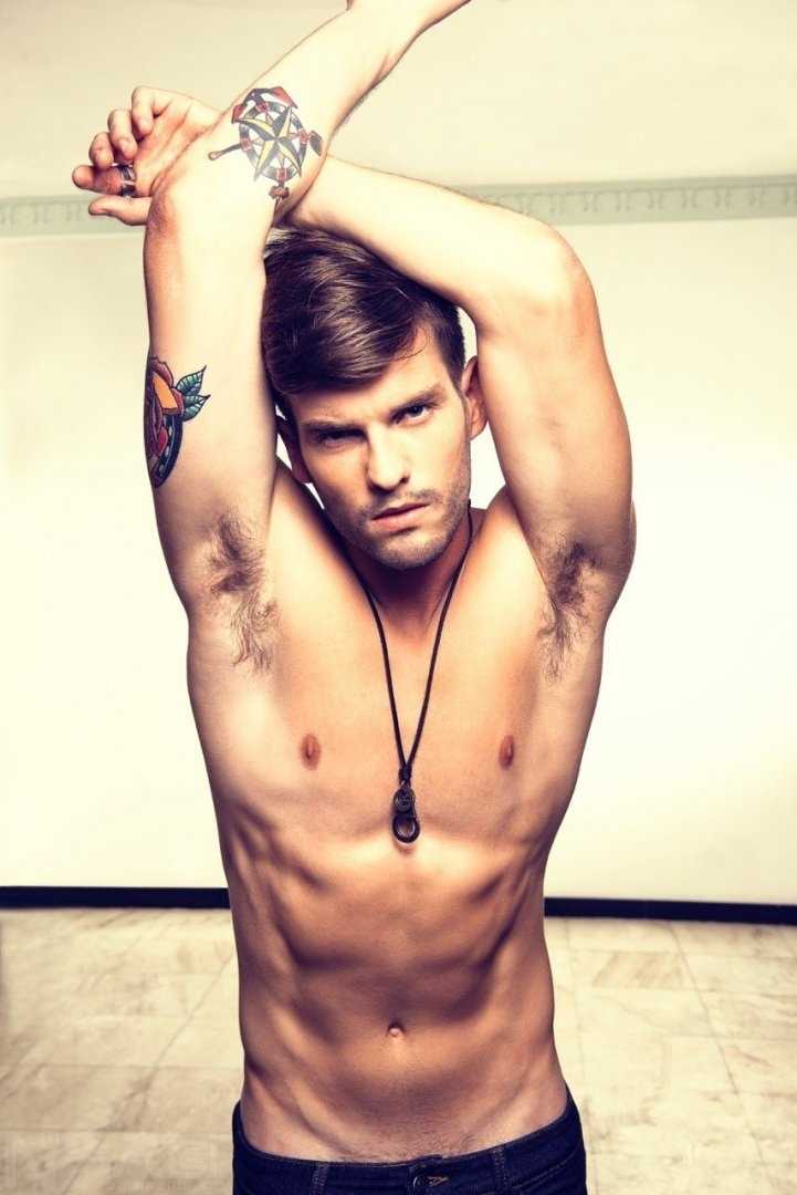 高清欧美帅哥大秀腹肌性感图片图集