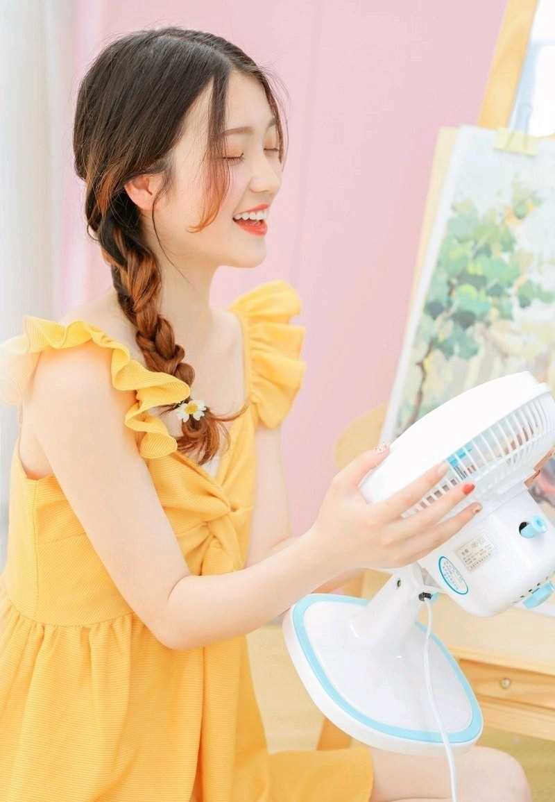 精选鹅黄色元气长裙麻花辫清纯mm羞涩脸颊图片图册