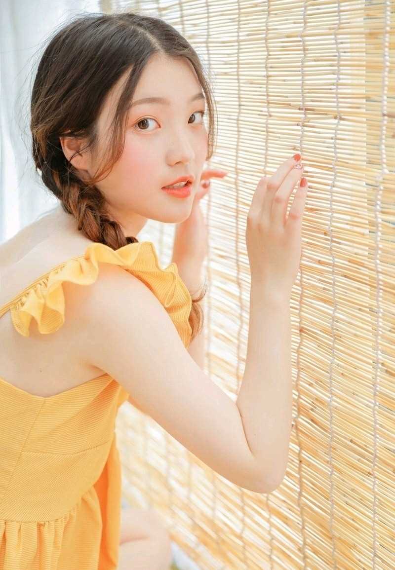 精选鹅黄色元气长裙麻花辫清纯mm羞涩脸颊图片图册