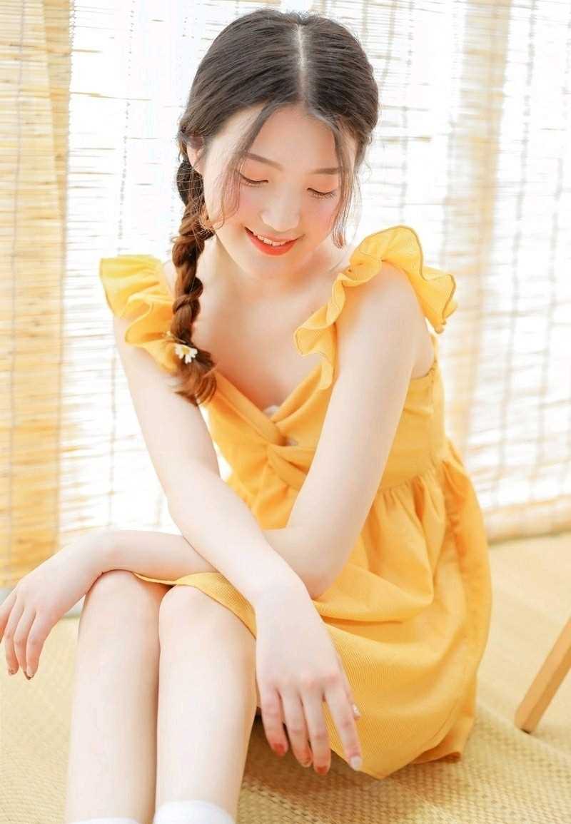 精选鹅黄色元气长裙麻花辫清纯mm羞涩脸颊图片图册
