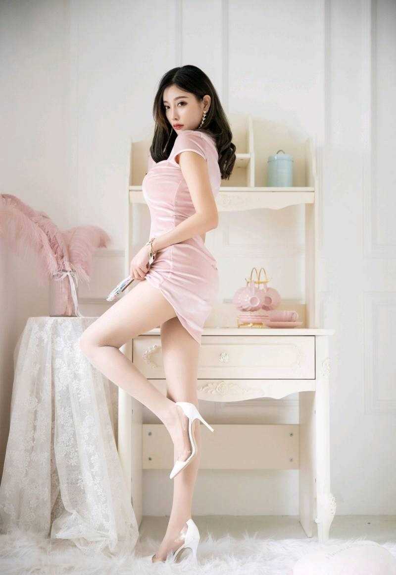 高清粉色旗袍美女丰满身材长腿诱惑图片图集