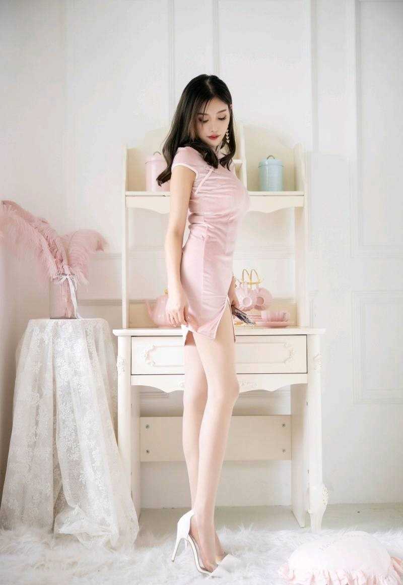 高清粉色旗袍美女丰满身材长腿诱惑图片图集