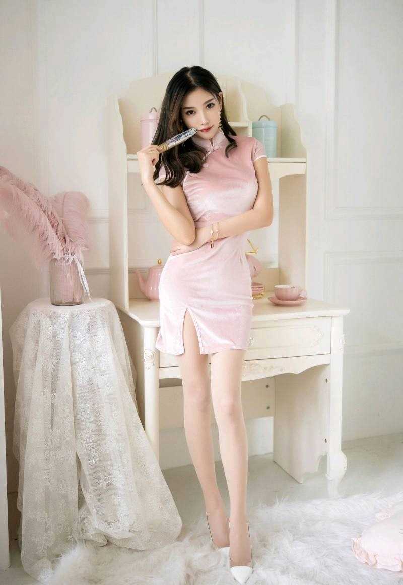 高清粉色旗袍美女丰满身材长腿诱惑图片图集