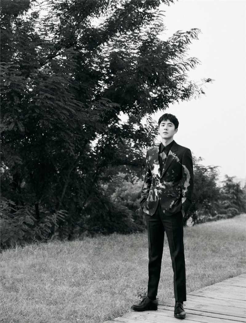 最全刘昊然黑色西装户外时尚图片相册
