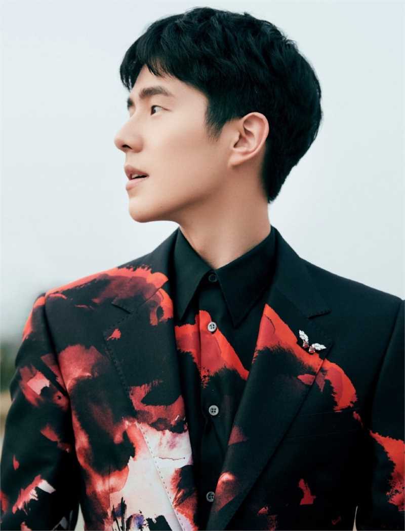 最全刘昊然黑色西装户外时尚图片相册