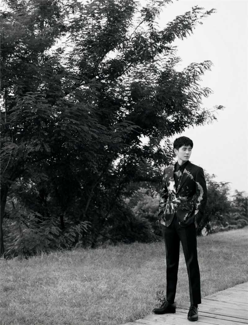 最全刘昊然黑色西装户外时尚图片相册