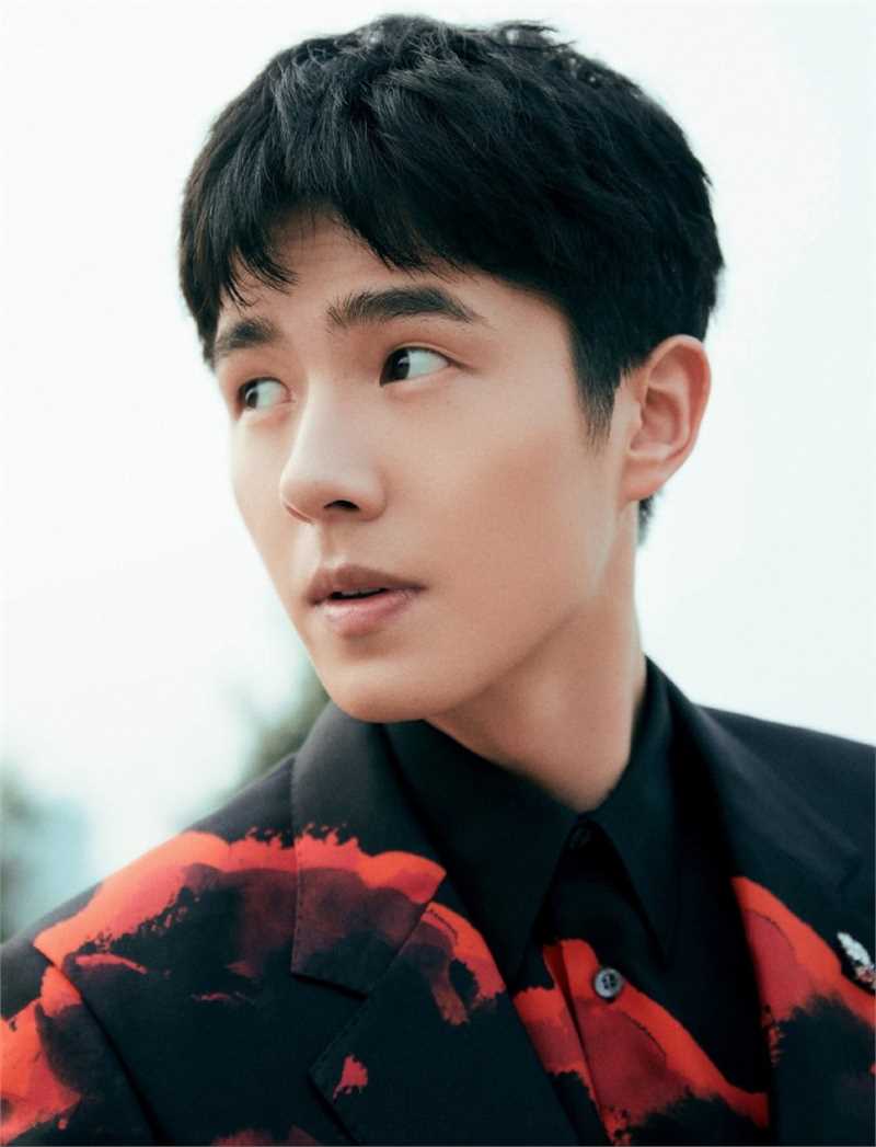 最全刘昊然黑色西装户外时尚图片相册