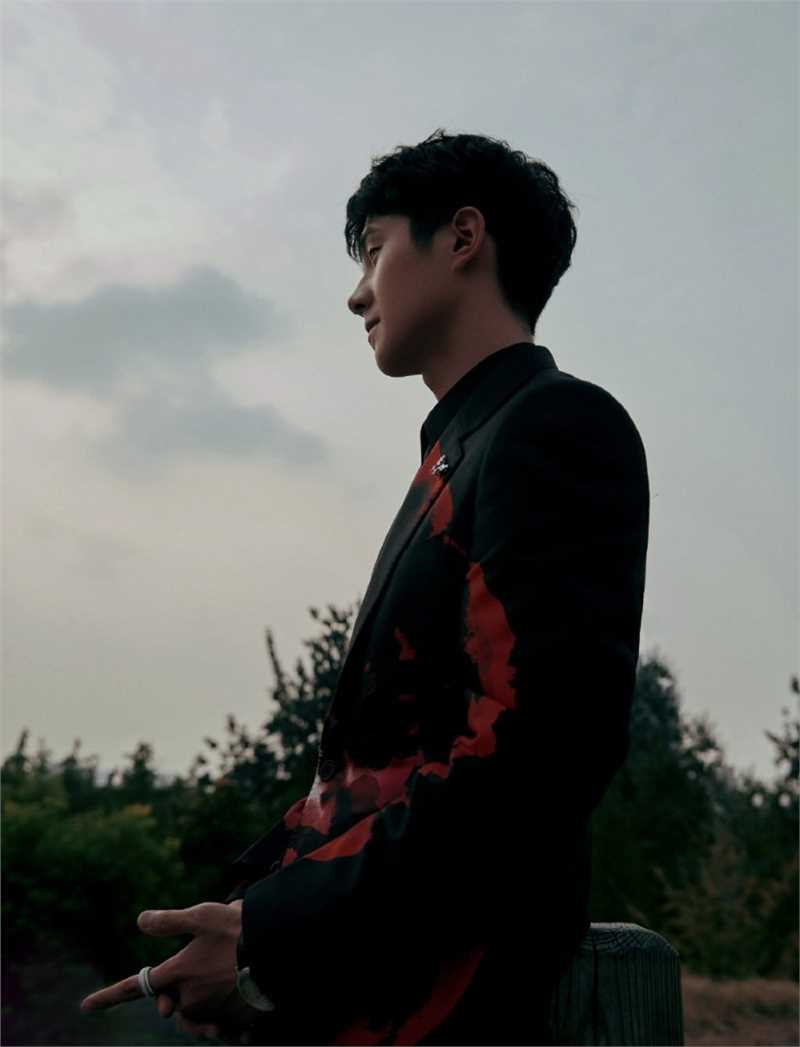 最全刘昊然黑色西装户外时尚图片相册