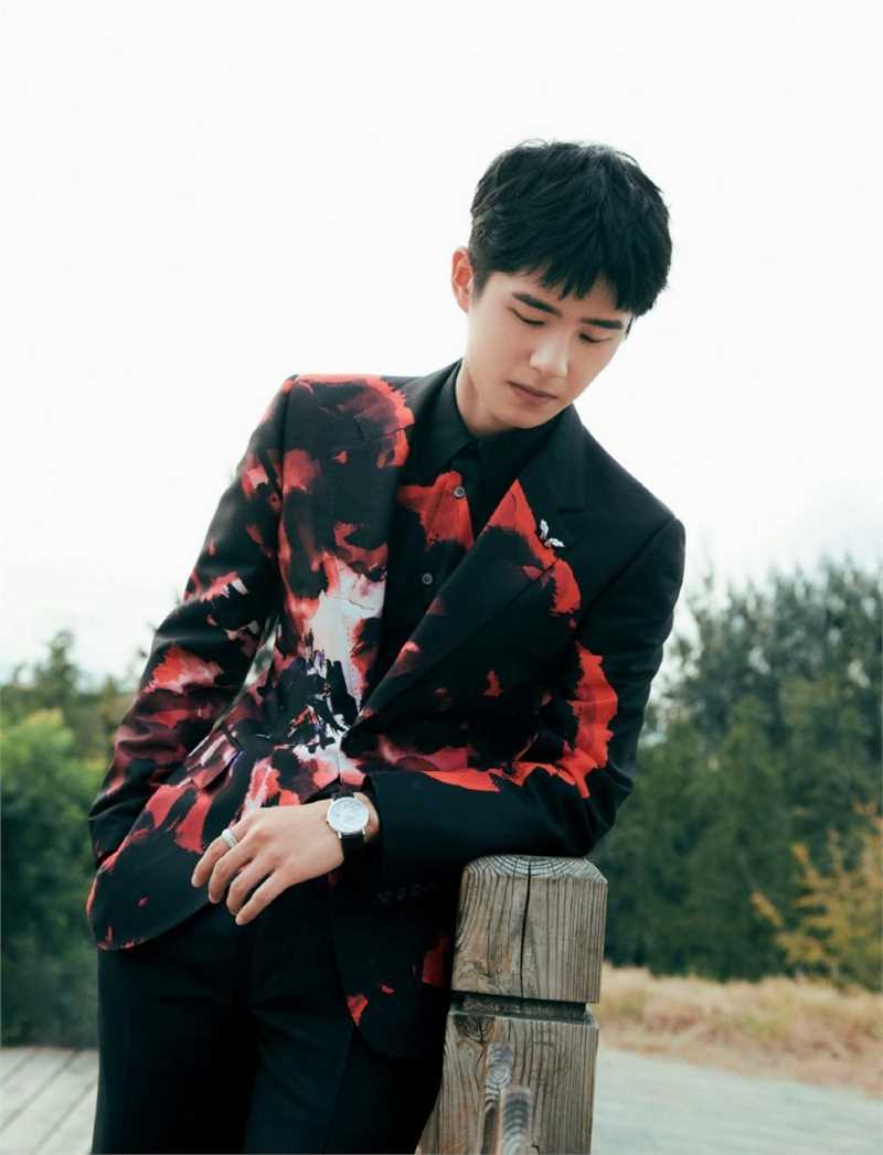 最全刘昊然黑色西装户外时尚图片相册