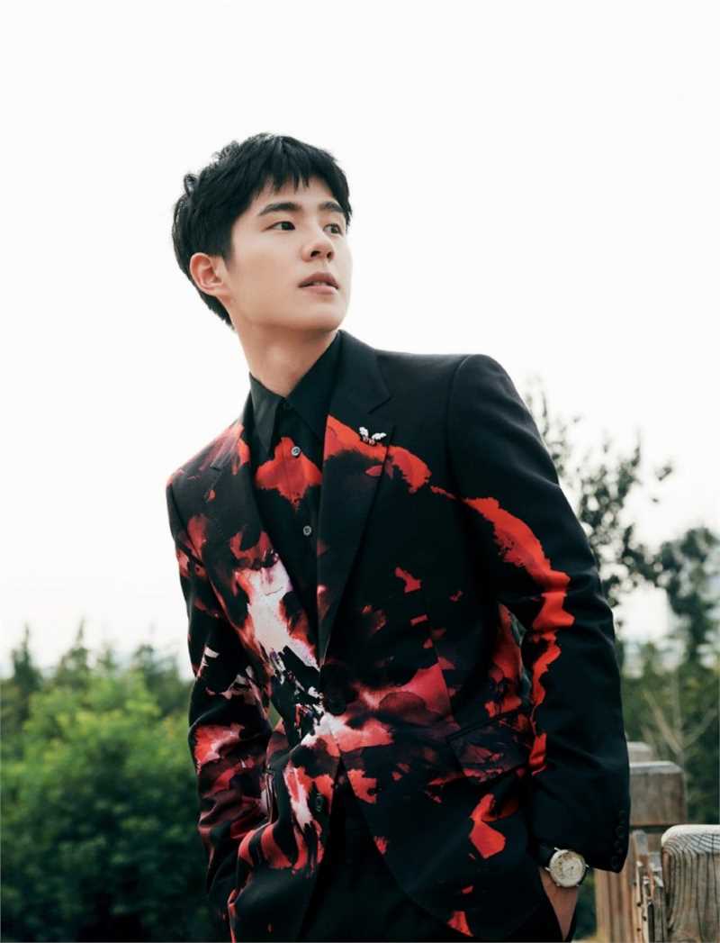 最全刘昊然黑色西装户外时尚图片相册