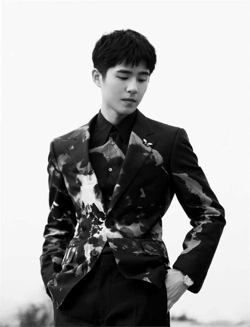 最全刘昊然黑色西装户外时尚图片相册