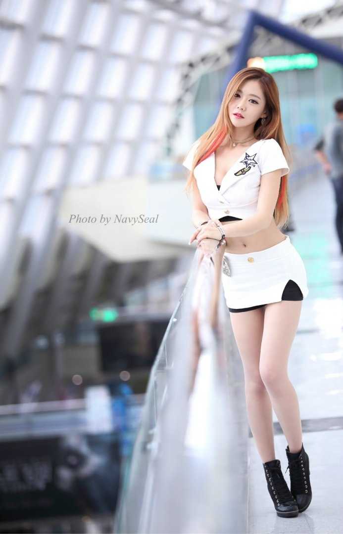 最新性感嫩模丰满身材非主流风格妖娆图片图集