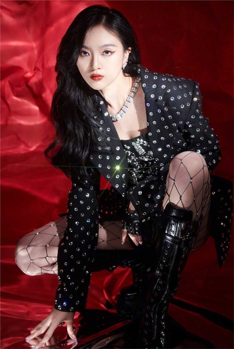 特别专辑吴宣仪铆钉渔网袜性感小野猫魅惑眼线图片