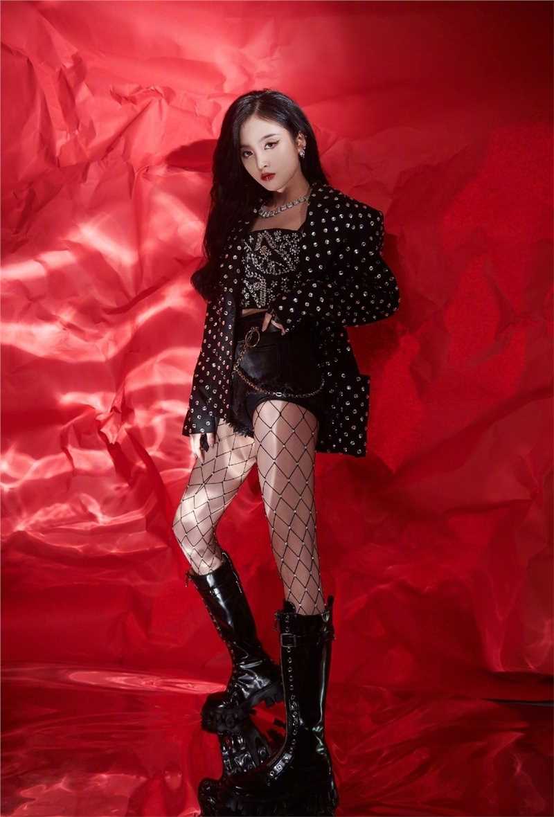 特别专辑吴宣仪铆钉渔网袜性感小野猫魅惑眼线图片