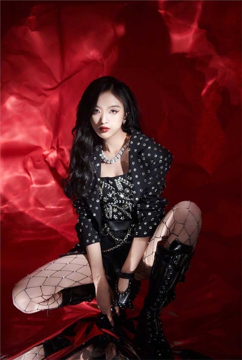 特别专辑吴宣仪铆钉渔网袜性感小野猫魅惑眼线图片