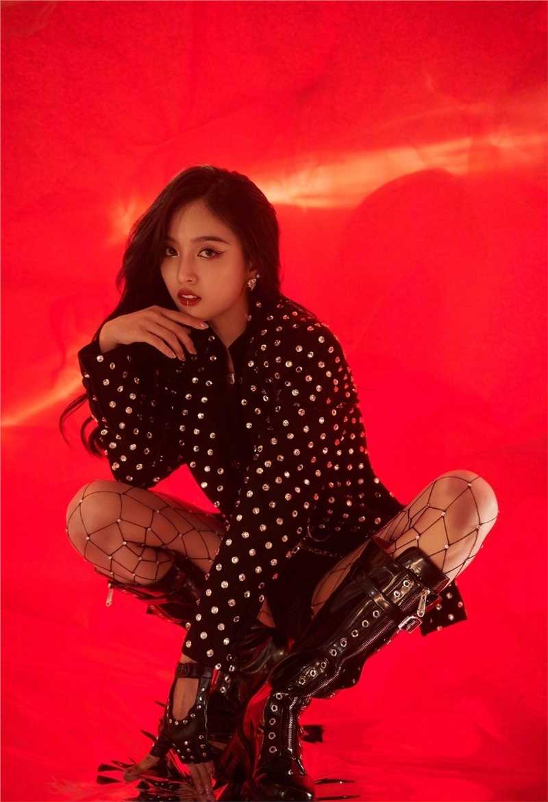 特别专辑吴宣仪铆钉渔网袜性感小野猫魅惑眼线图片