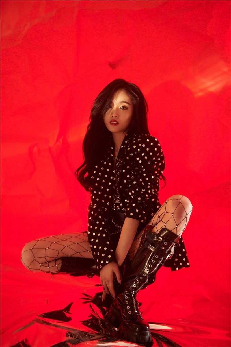 特别专辑吴宣仪铆钉渔网袜性感小野猫魅惑眼线图片