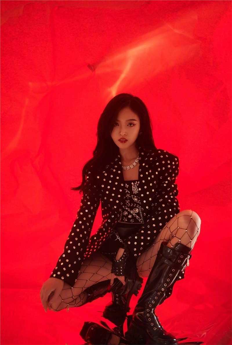 特别专辑吴宣仪铆钉渔网袜性感小野猫魅惑眼线图片