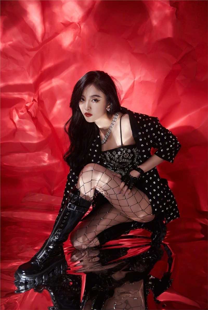 特别专辑吴宣仪铆钉渔网袜性感小野猫魅惑眼线图片