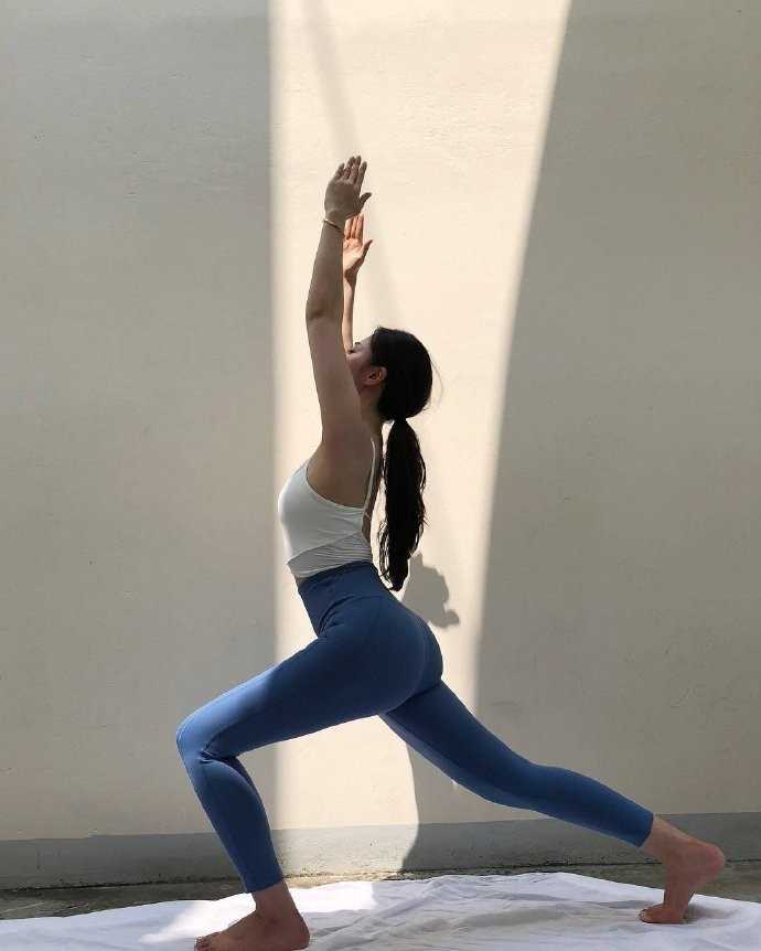 精选运动健身美女瑜伽裤丰满身材性感合集图册