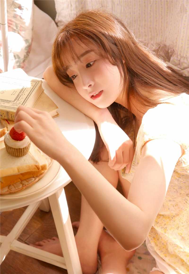 特别专辑长发美女白色蕾丝吊带长裙私房诱惑图片图片