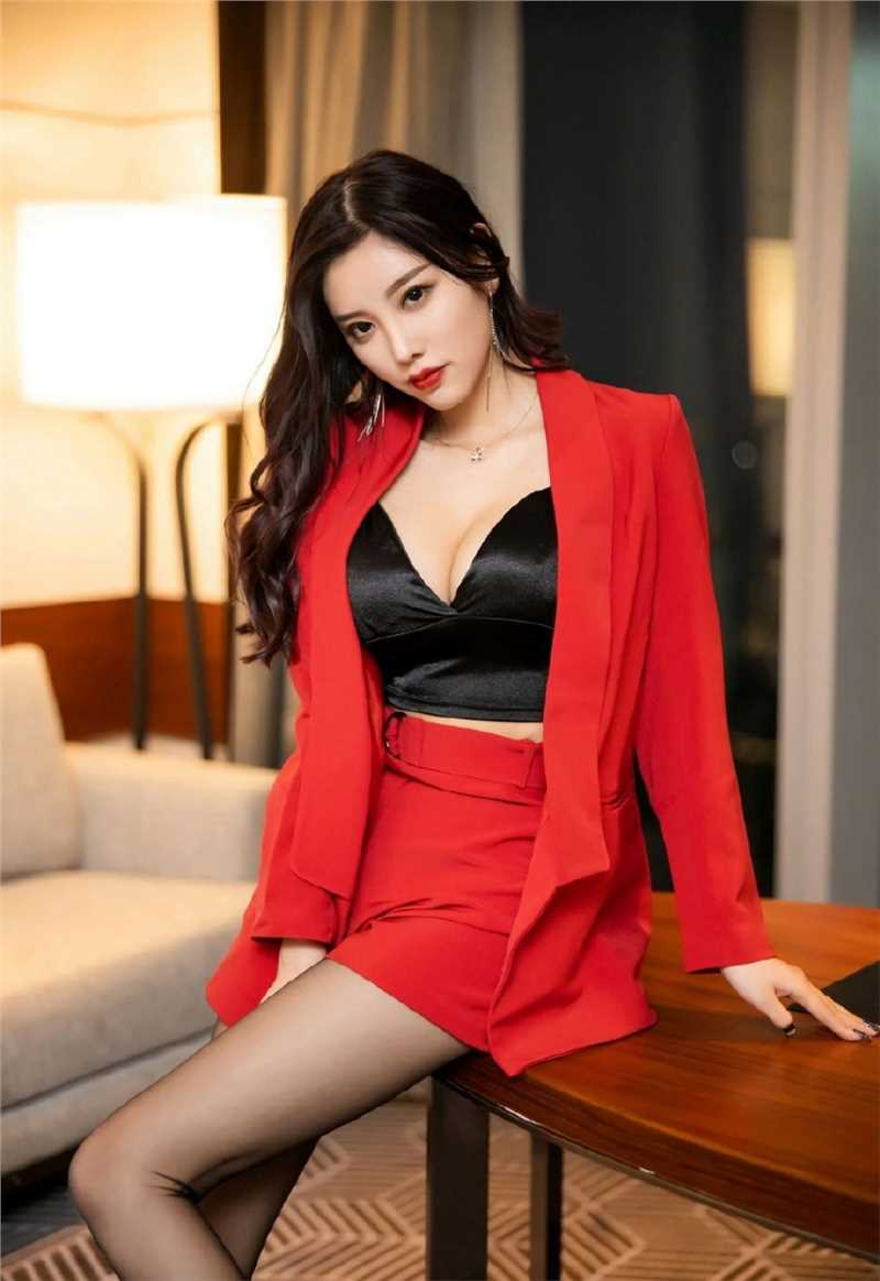 最新长腿美女黑色袜子红色西装办公室性感撩人图片合集壁纸