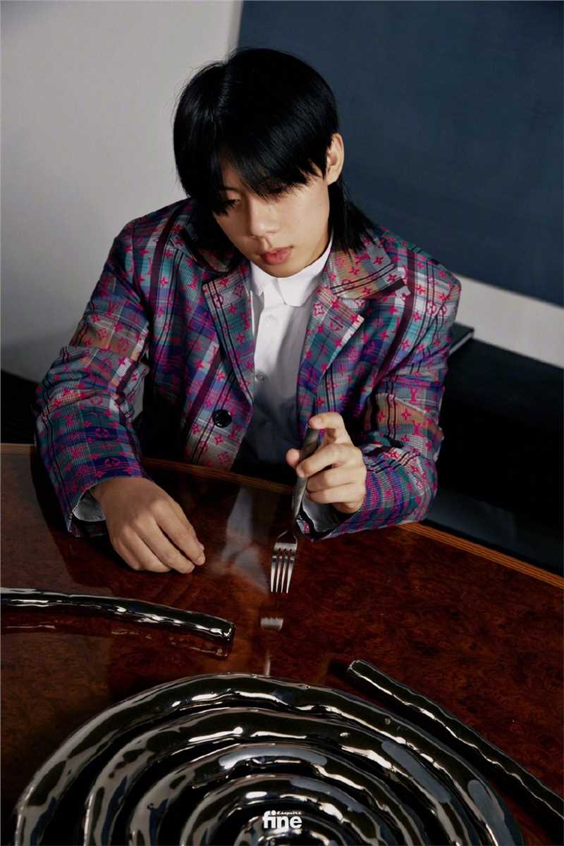 高清《小欢喜》周奇黑色墨镜复古时尚大片图集