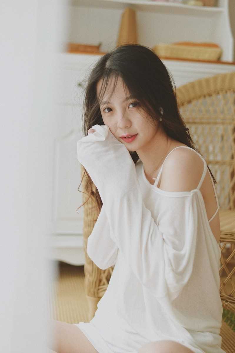 特别专辑纯欲风美女白色露肩心机上衣性感撩人图片图片