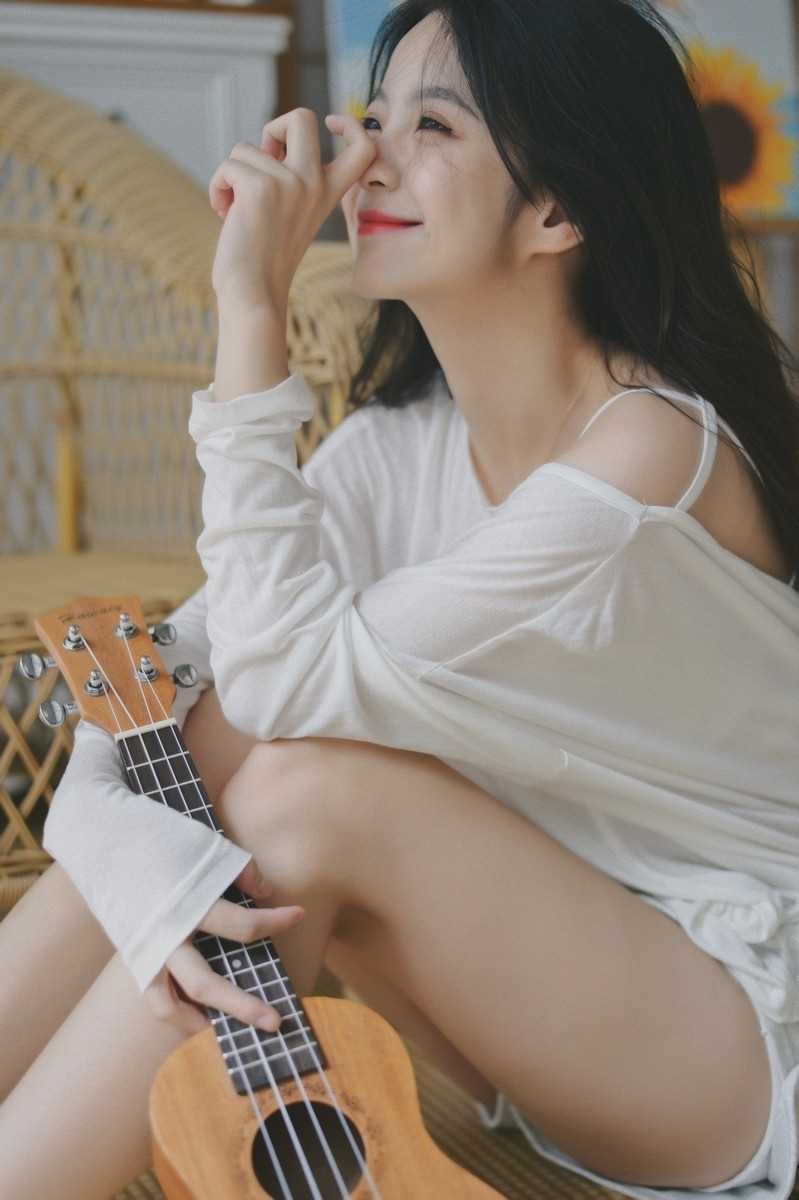 特别专辑纯欲风美女白色露肩心机上衣性感撩人图片图片