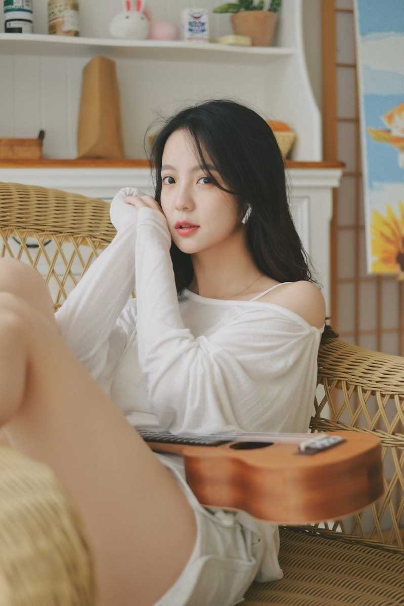 特别专辑纯欲风美女白色露肩心机上衣性感撩人图片图片