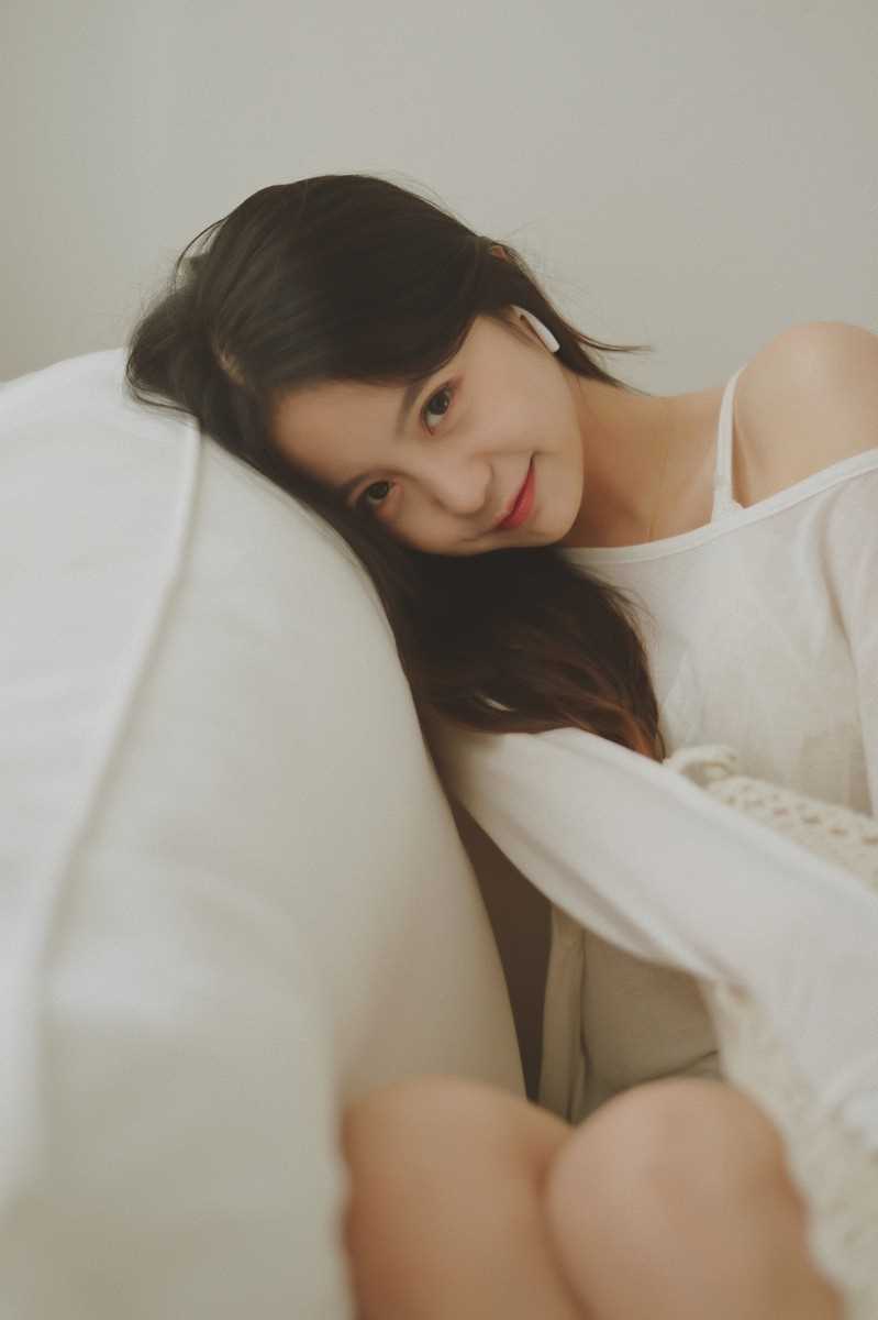 特别专辑纯欲风美女白色露肩心机上衣性感撩人图片图片