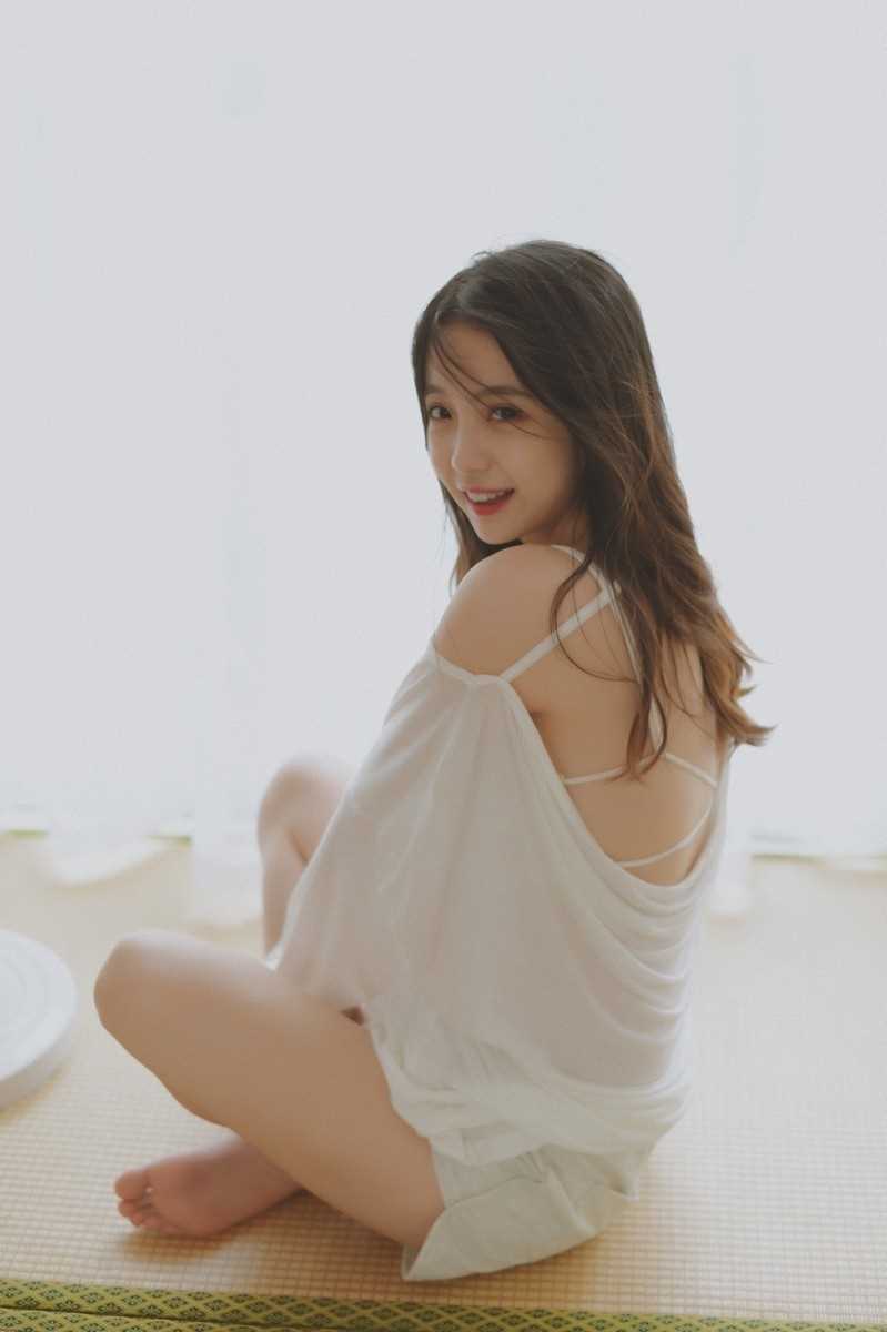 特别专辑纯欲风美女白色露肩心机上衣性感撩人图片图片