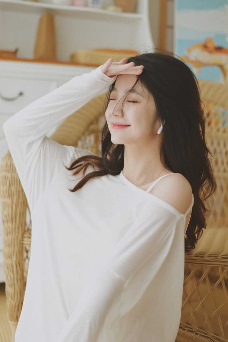 特别专辑纯欲风美女白色露肩心机上衣性感撩人图片图片