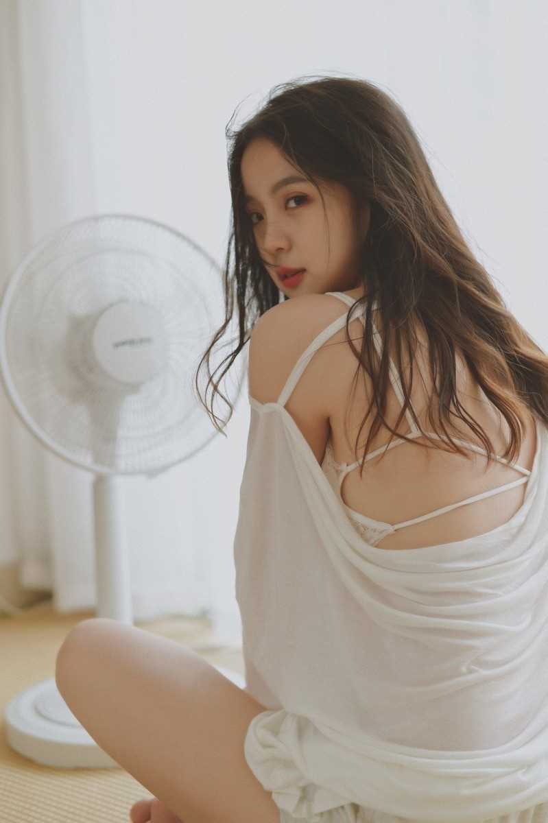 特别专辑纯欲风美女白色露肩心机上衣性感撩人图片图片