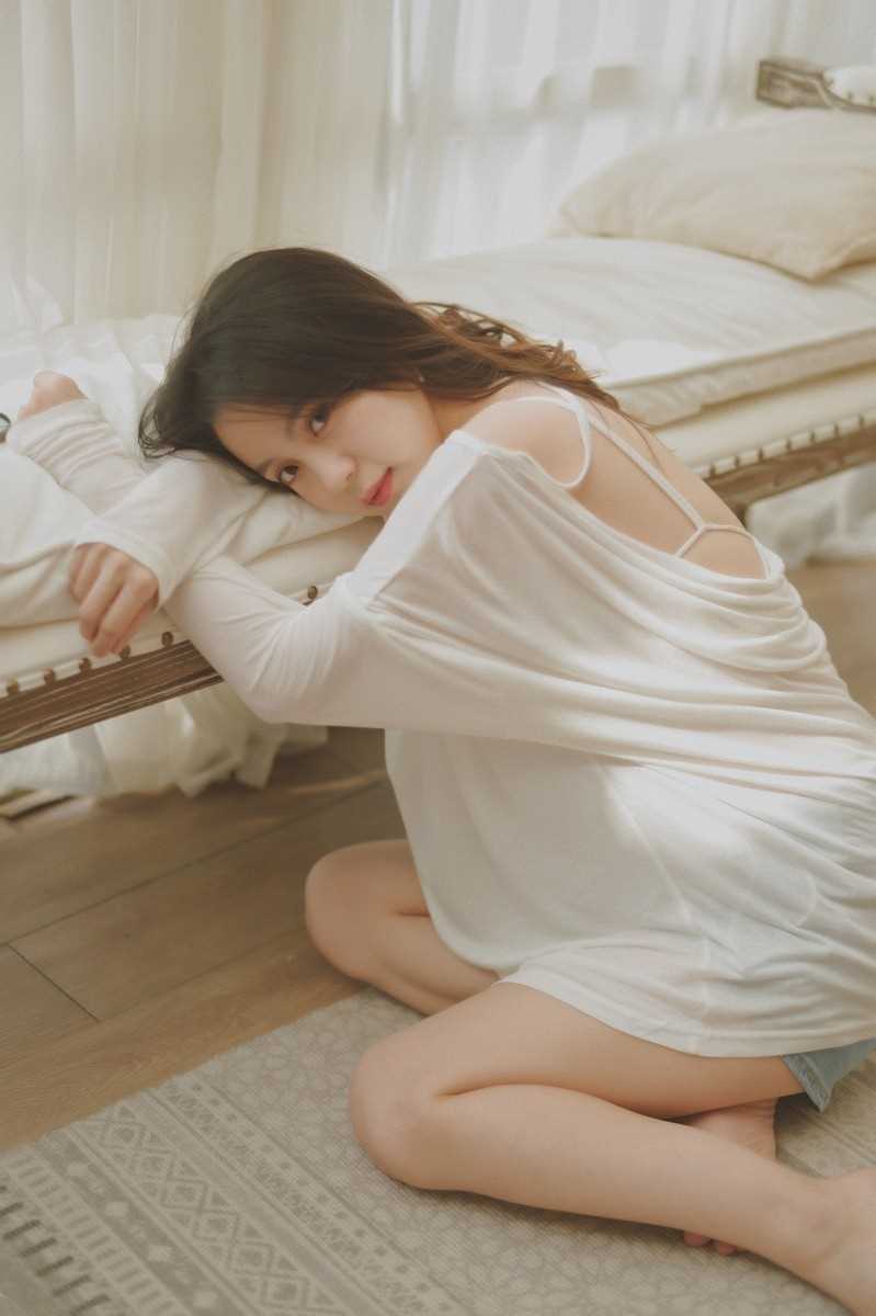 特别专辑纯欲风美女白色露肩心机上衣性感撩人图片图片