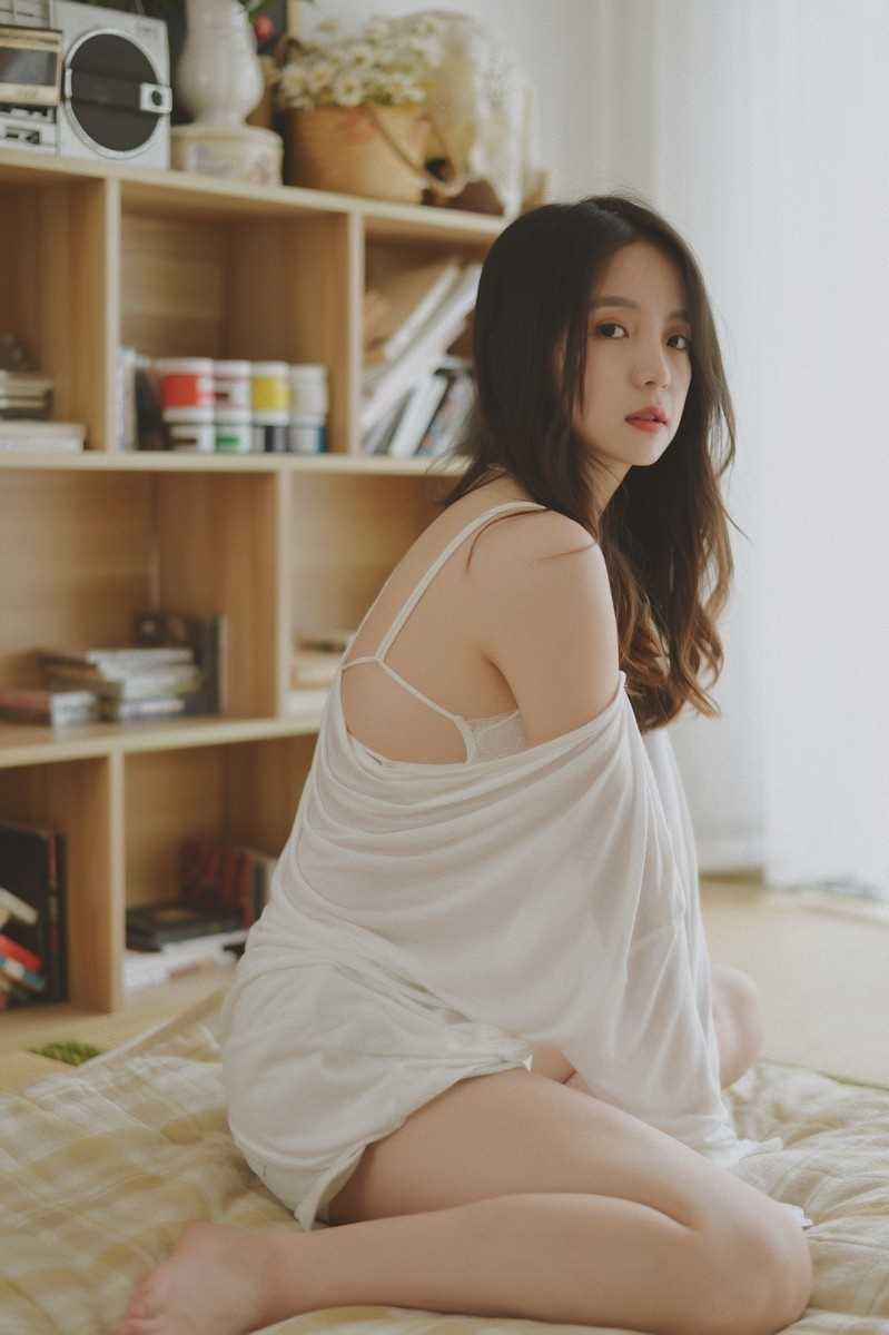 特别专辑纯欲风美女白色露肩心机上衣性感撩人图片图片