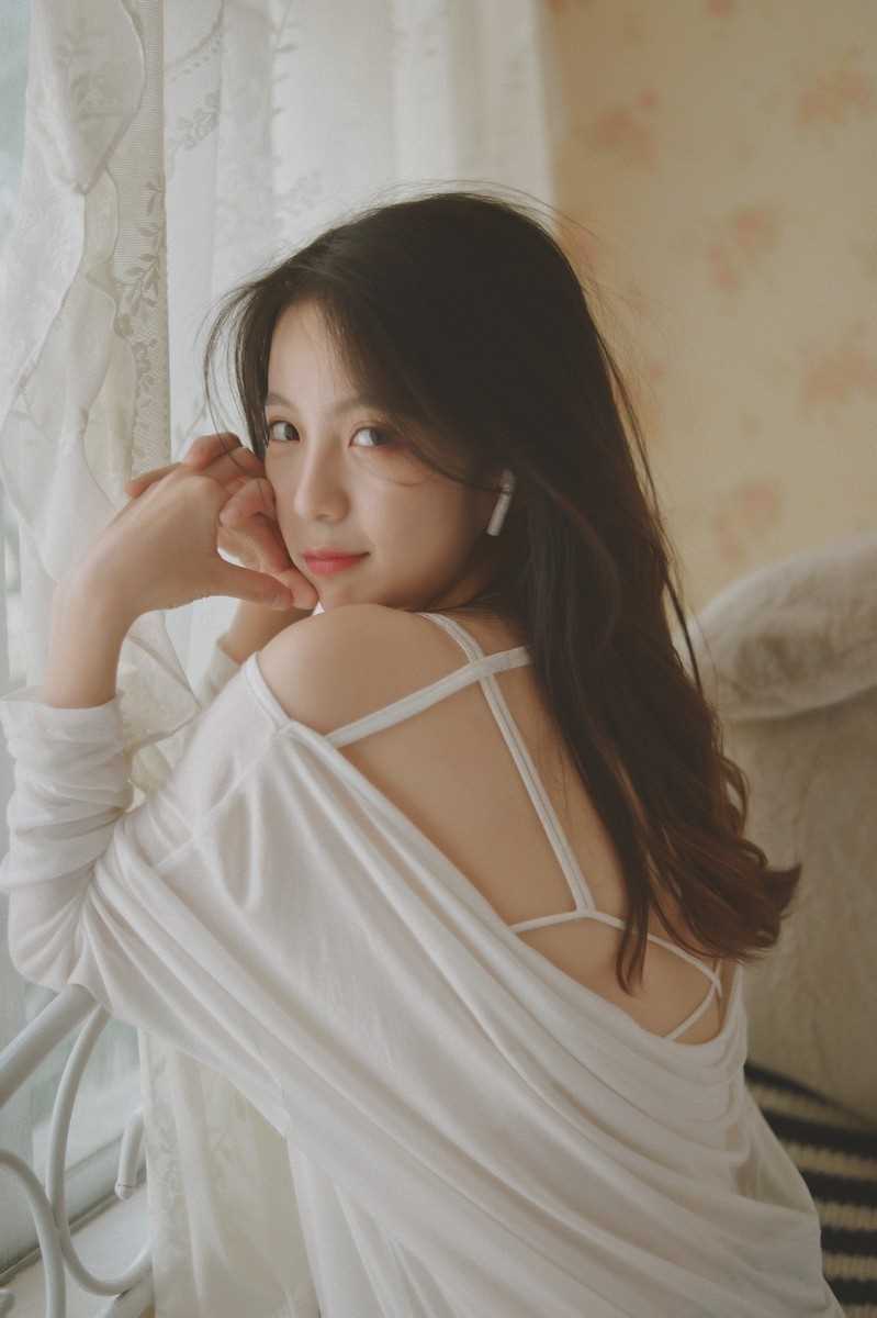 特别专辑纯欲风美女白色露肩心机上衣性感撩人图片图片