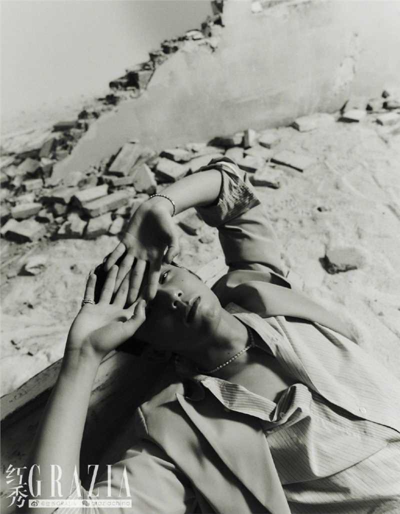 高清吴磊休闲工装风红秀杂志时尚封面大片图集