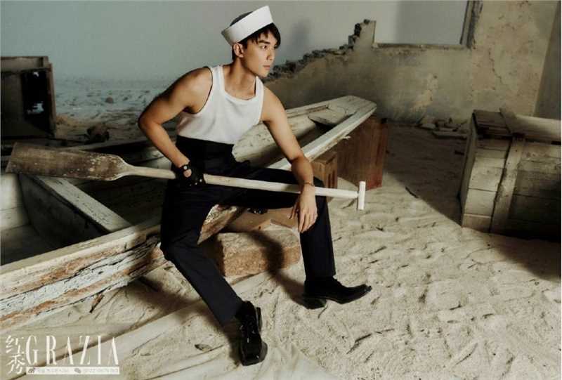 高清吴磊休闲工装风红秀杂志时尚封面大片图集