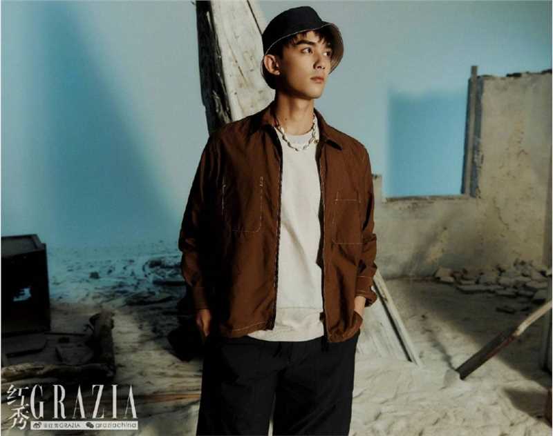 高清吴磊休闲工装风红秀杂志时尚封面大片图集