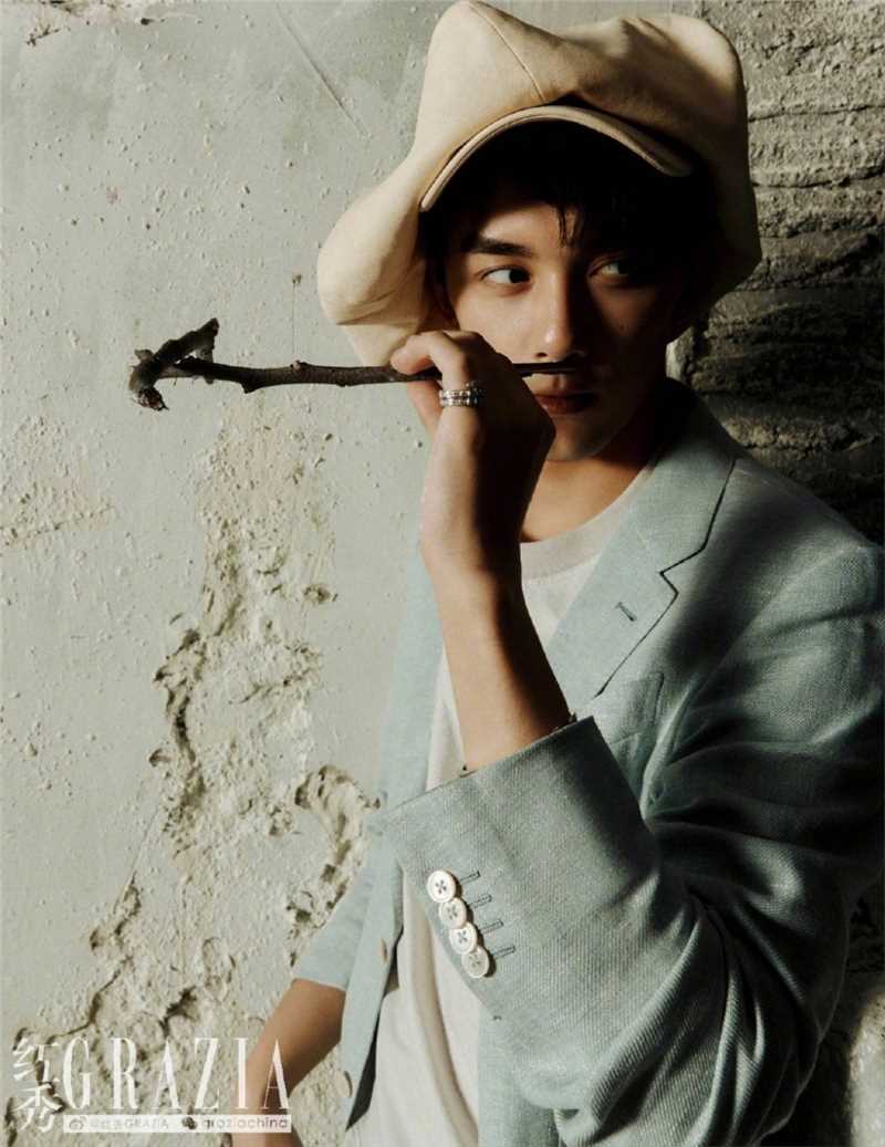 高清吴磊休闲工装风红秀杂志时尚封面大片图集