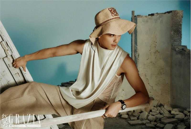 高清吴磊休闲工装风红秀杂志时尚封面大片图集