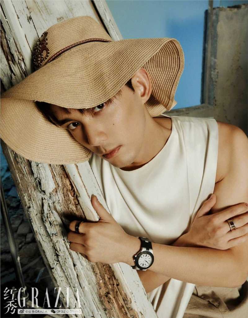 高清吴磊休闲工装风红秀杂志时尚封面大片图集