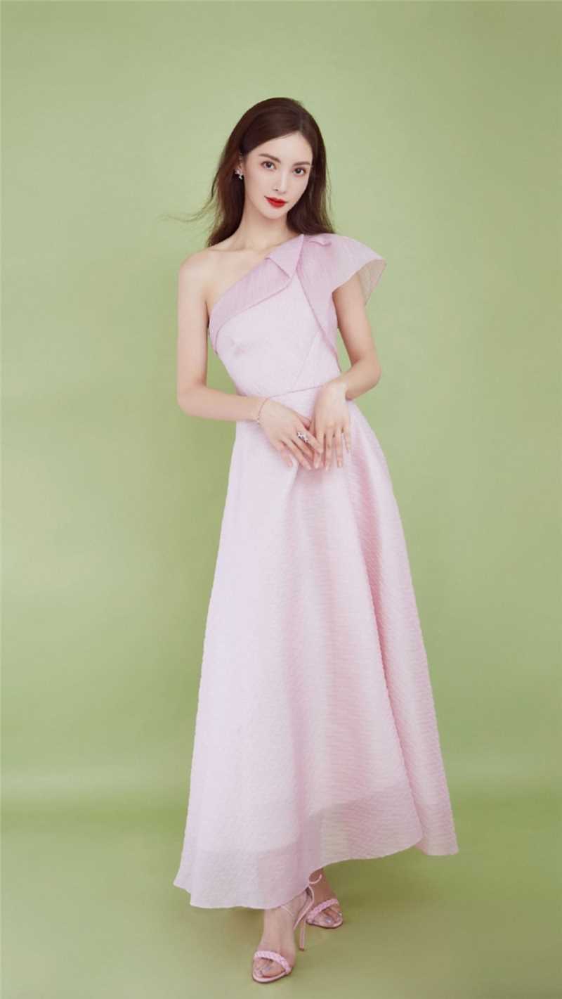 优质金晨小姐姐性感直角肩纤瘦身材美艳相册