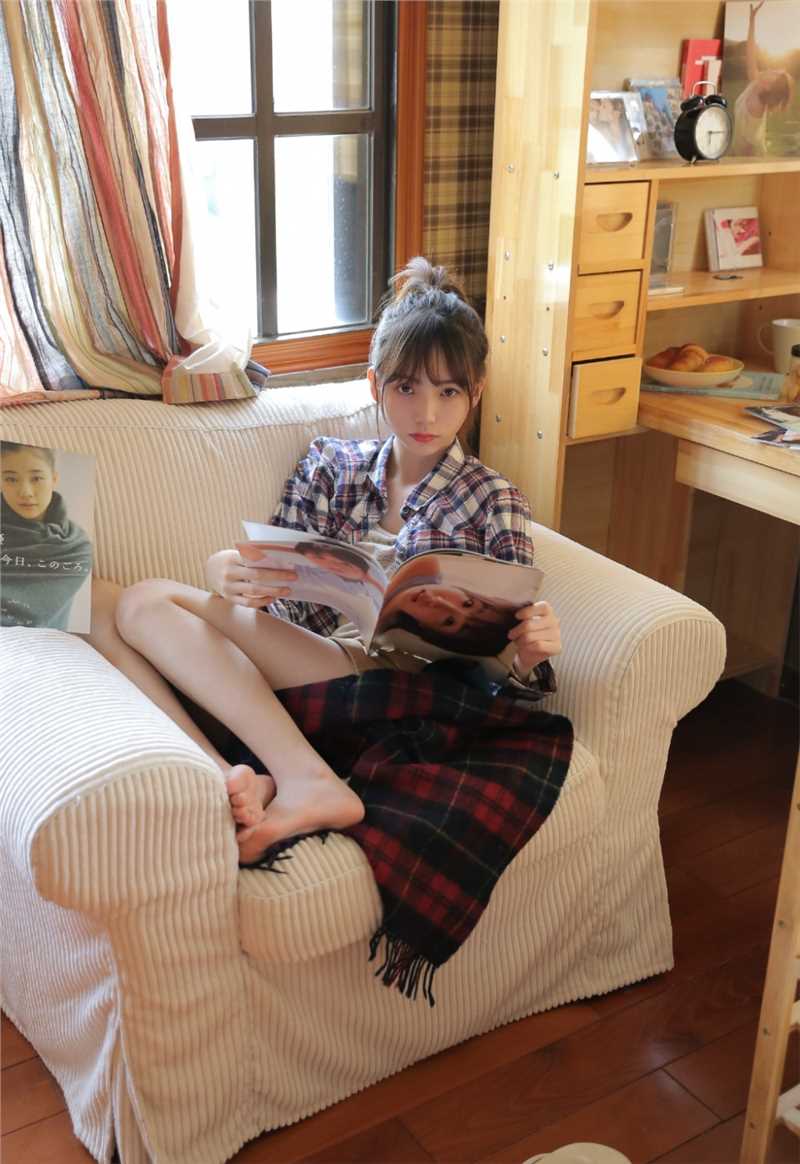 闷闷不乐的丸子头清纯长腿校花居家摄影图片