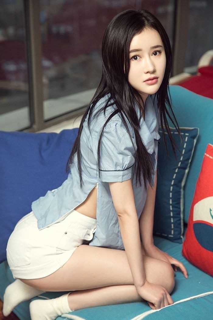 最新性感美女王琳蓝色制服甜美诱惑人体艺术照壁纸